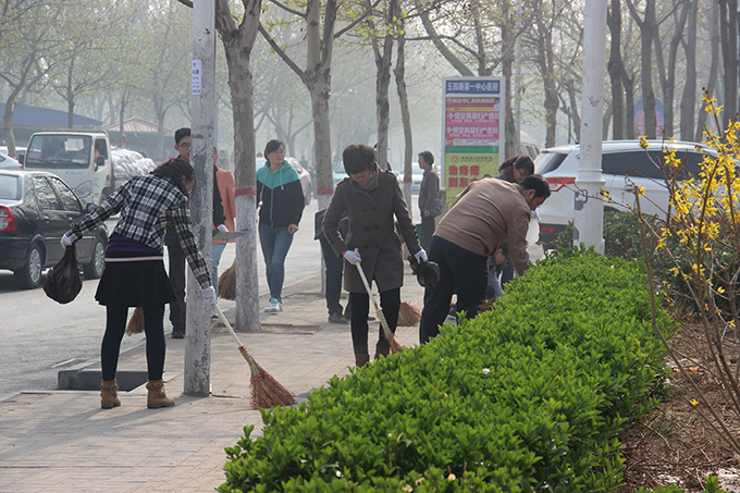 清掃路邊的落葉